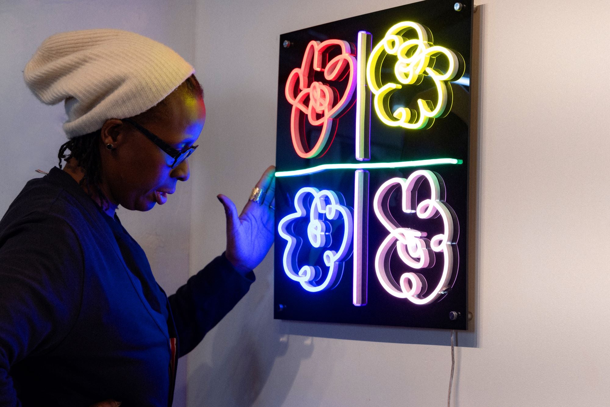 ミカリーン・トーマス作「Flowers」、LEDネオンサイン