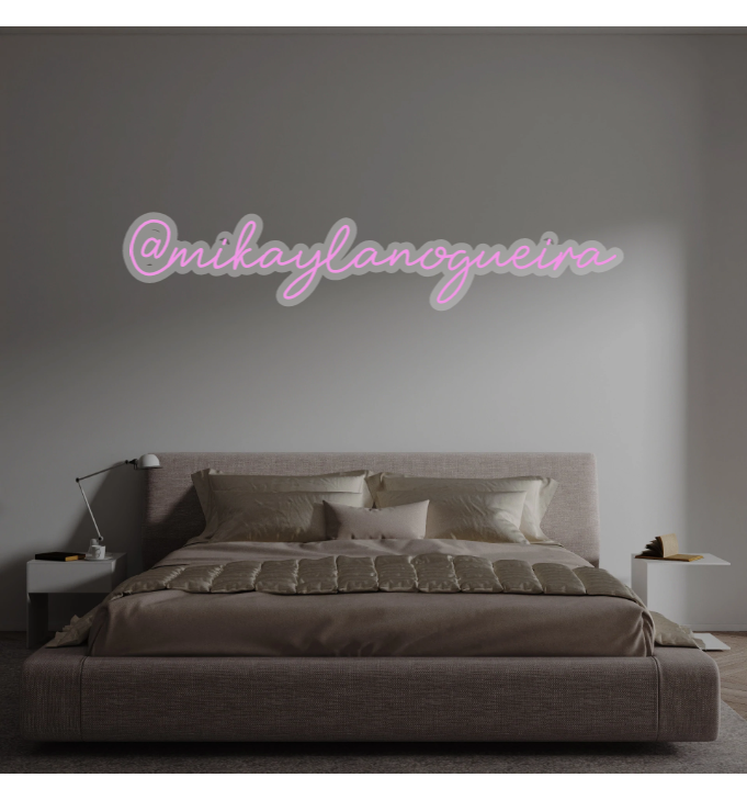 Custom text: @mikaylanogueira